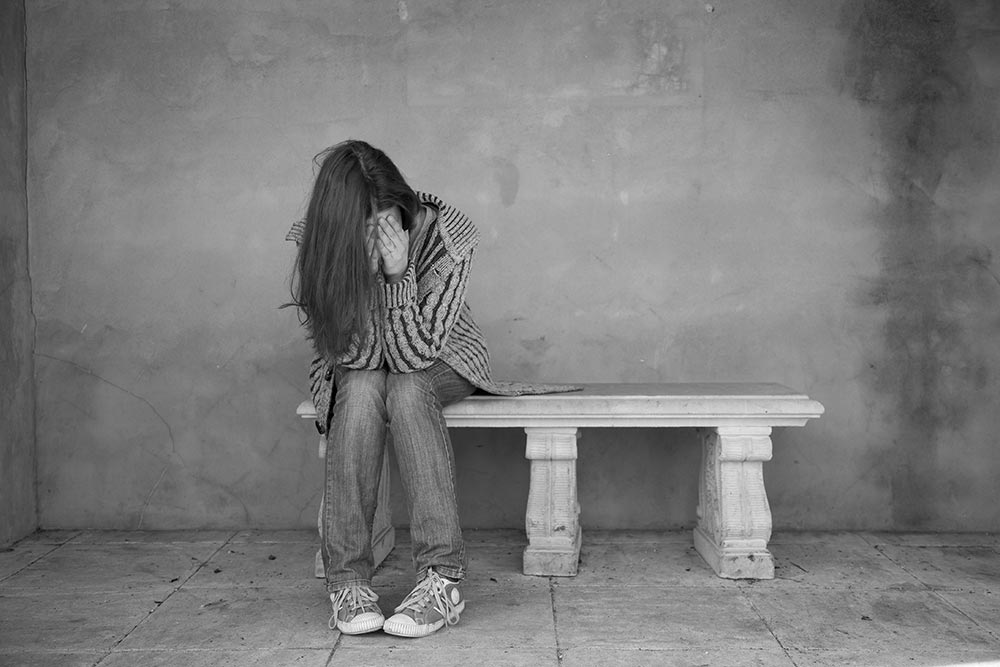 anaheimlighthouse-how-i-forgave-myself-for-my-drug-addiction-article-photo-woman-crying-on-the-bench